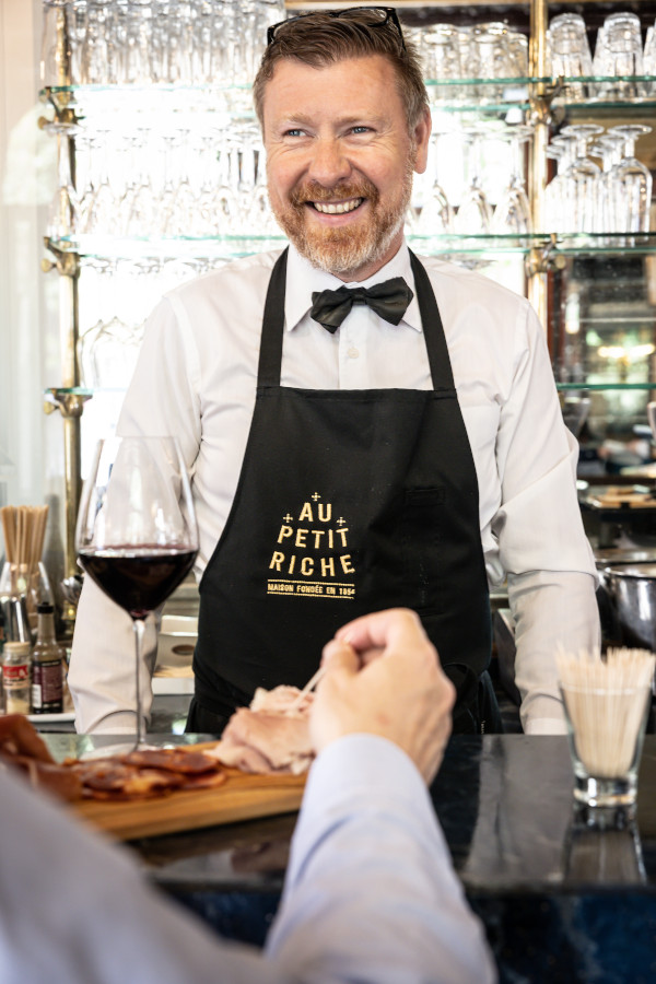 Serveur du restaurant Au Petit Riche